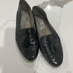 AEROSOLES Textured Black Loafers